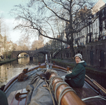 849315 Afbeelding van een boot in de Oudegracht te Utrecht, met op de achtergrond de Smeebrug.